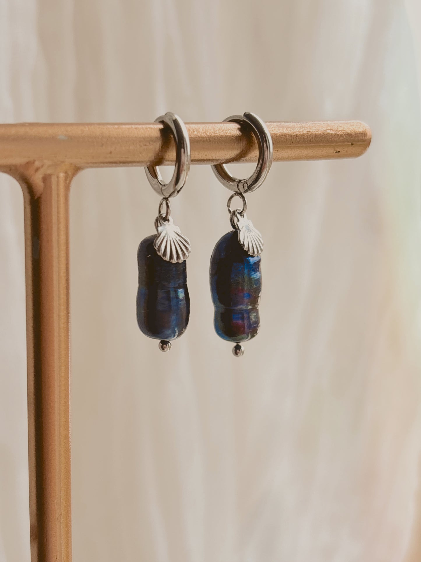 Handmade dark pearl earrings - tarnish free - Gold & Silver