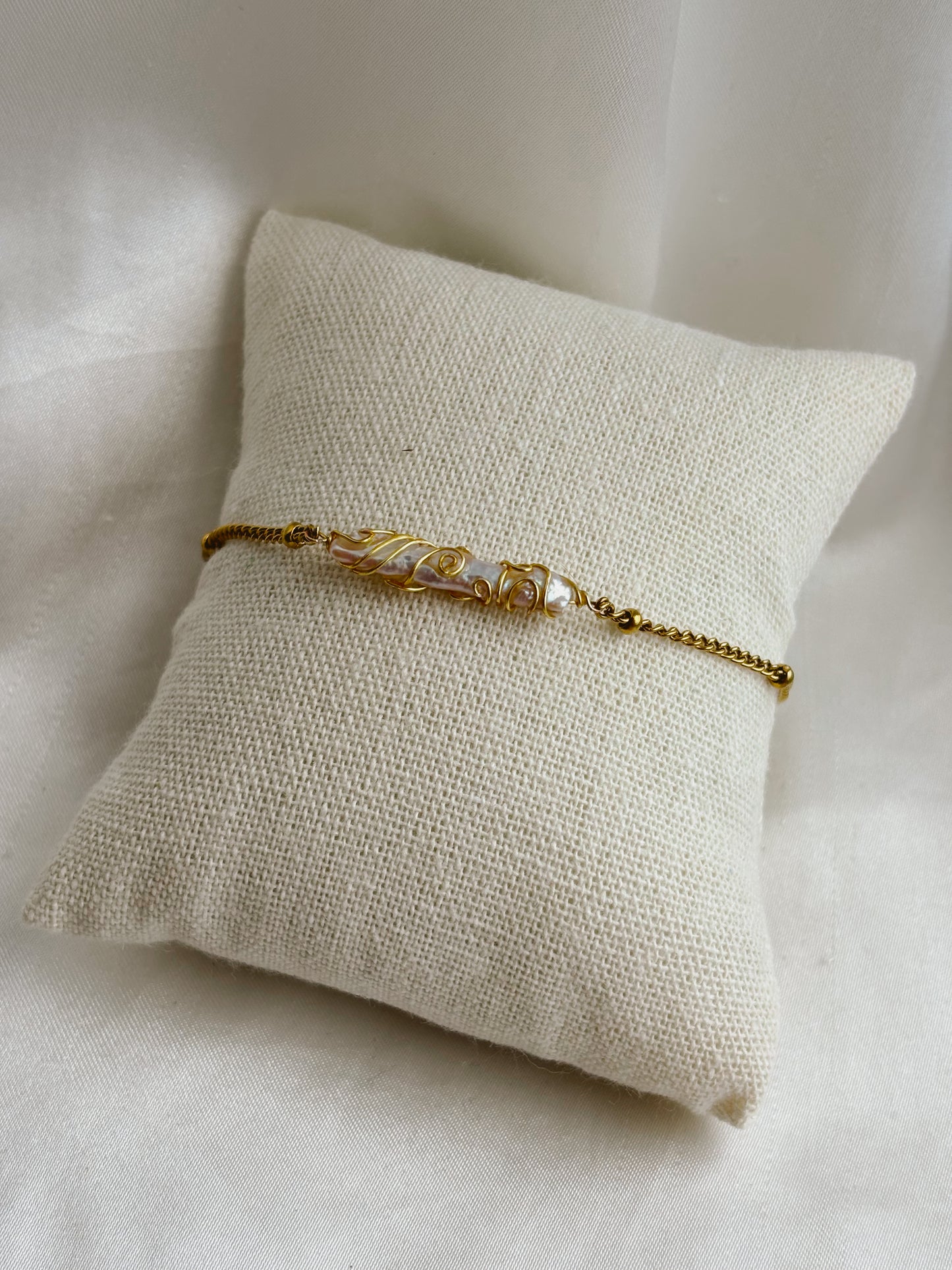 Detailed line pearl bracelet
