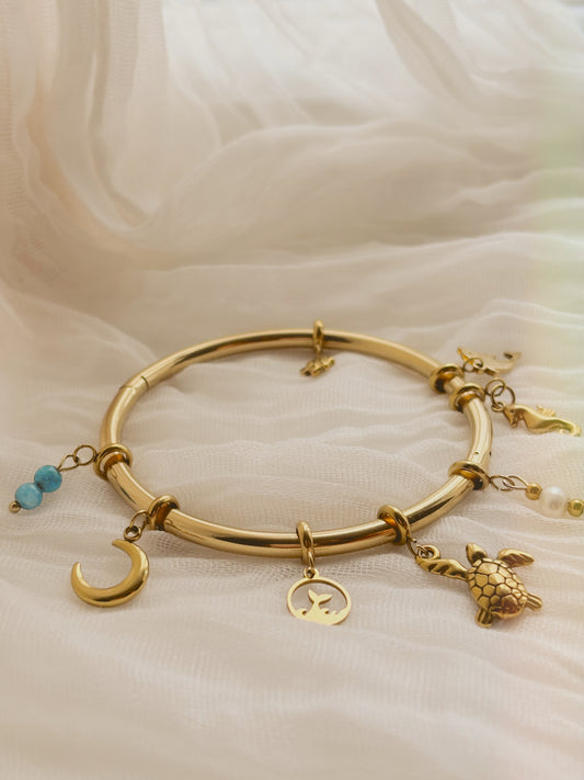 Customisable complete charm bangle in silver or gold!