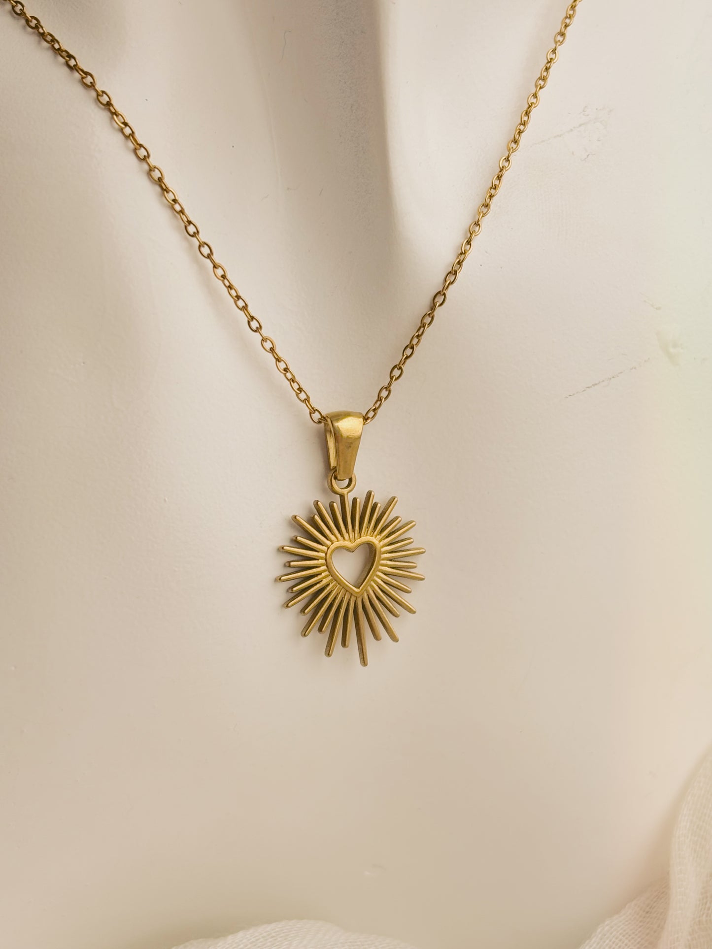 Shining heart necklace