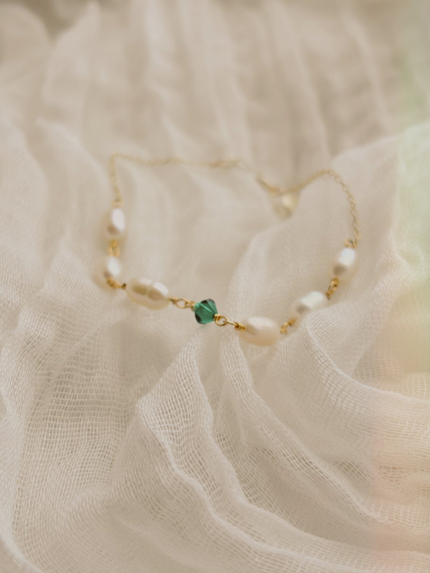 Fresh water pearl custom coloured gem bracelet