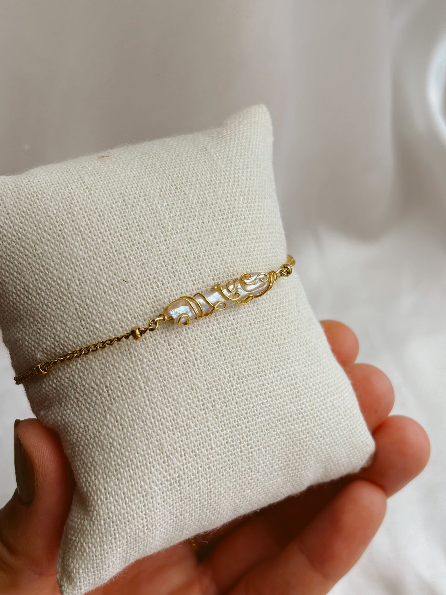 Detailed line pearl bracelet