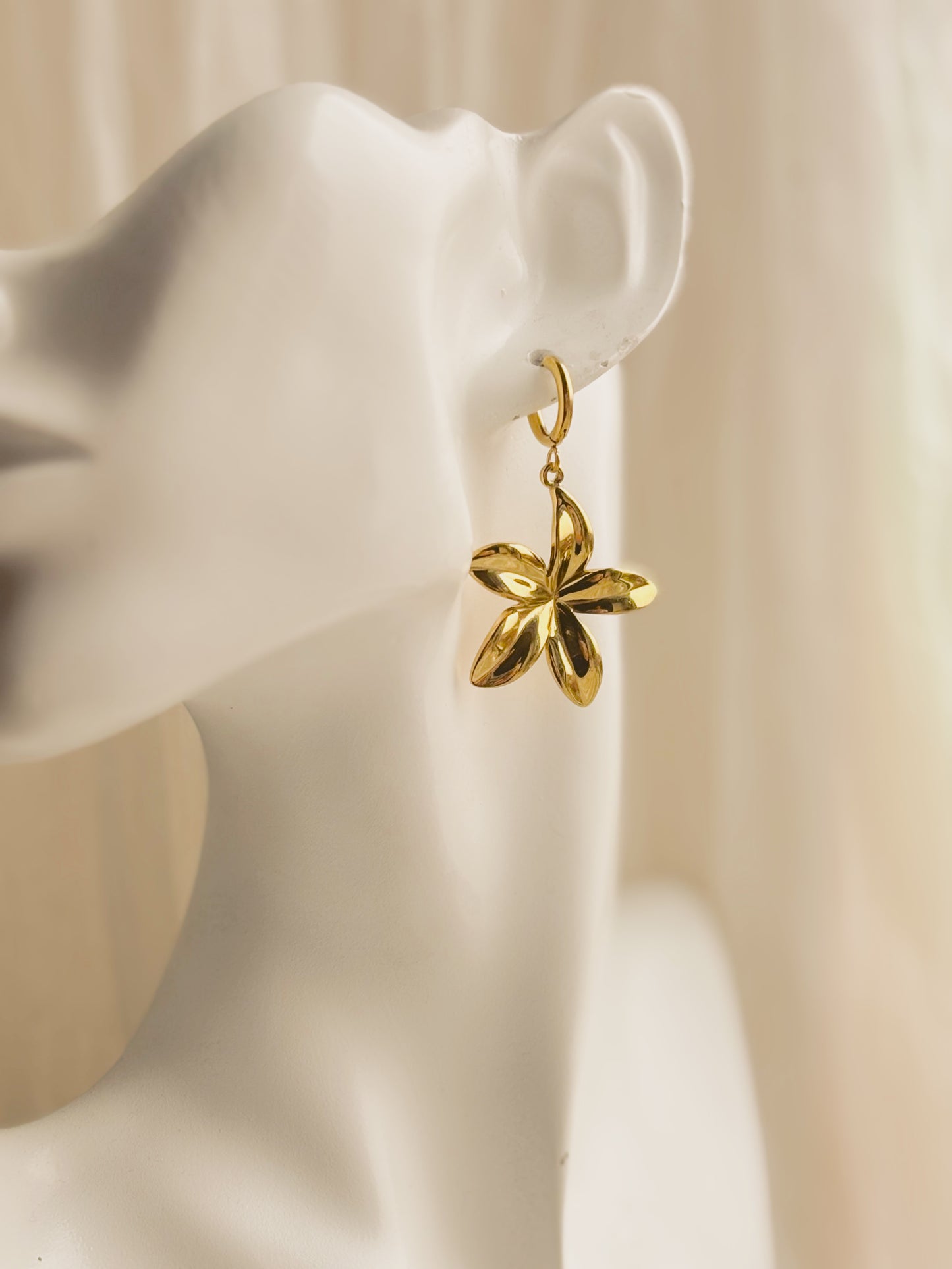 Hibiscus flower earrings ￼