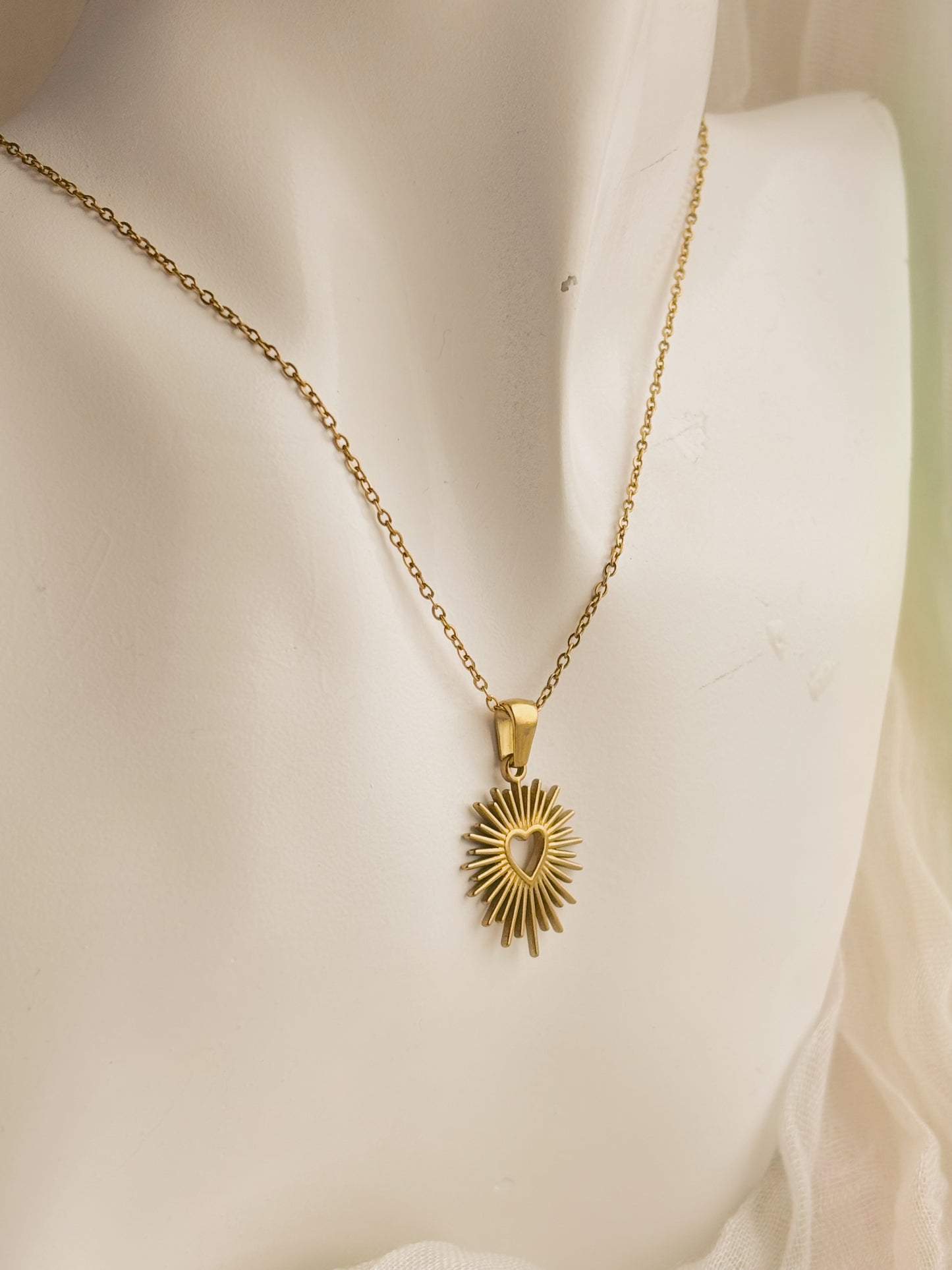 Shining heart necklace