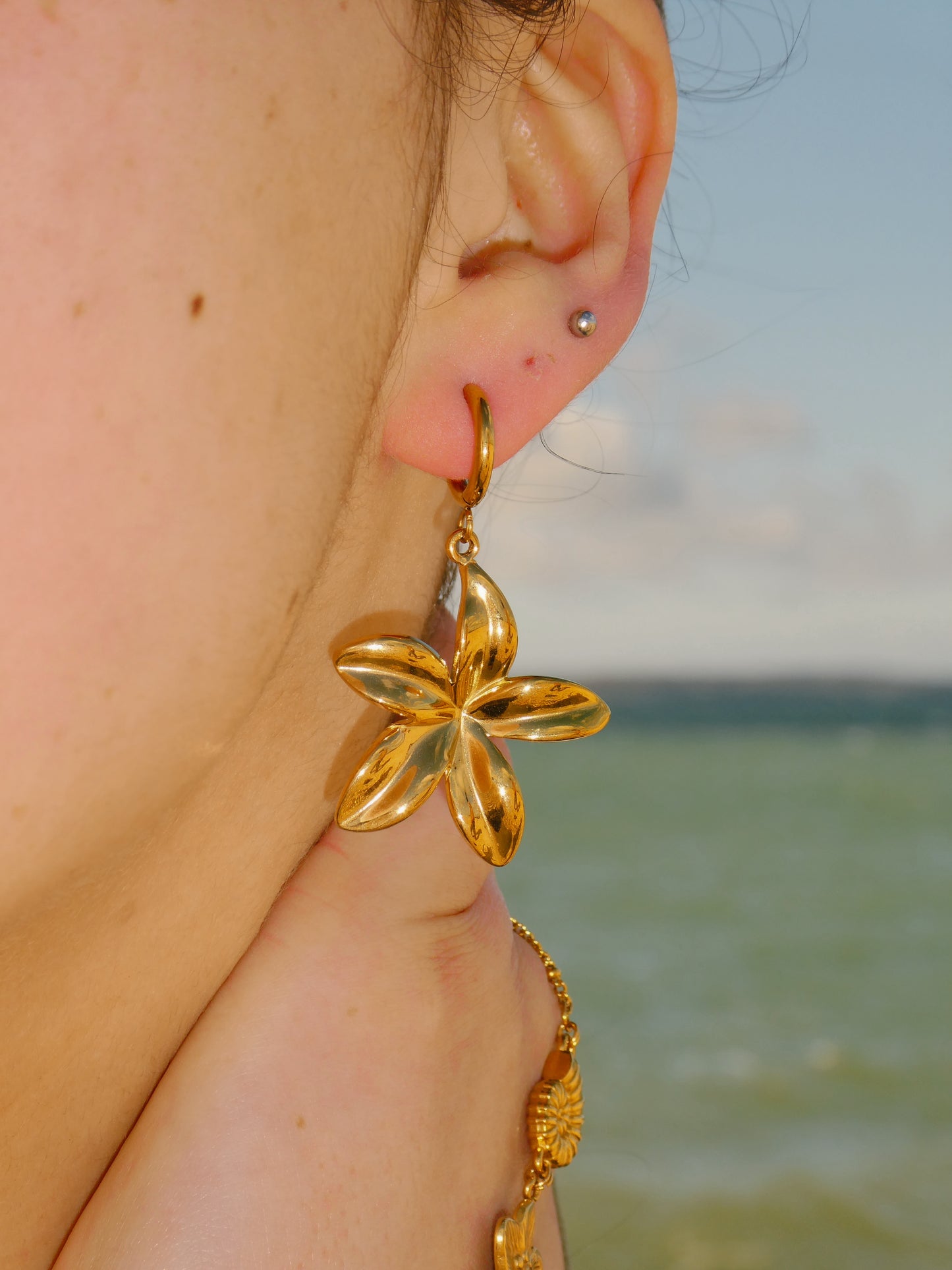 Hibiscus flower earrings ￼