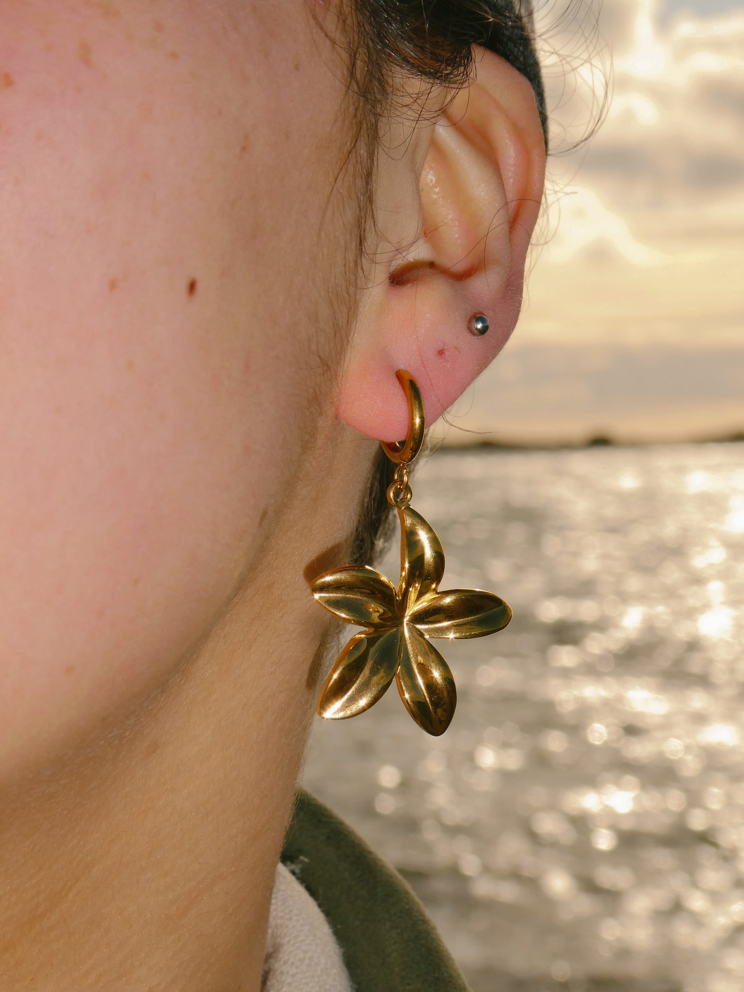 Hibiscus flower earrings ￼