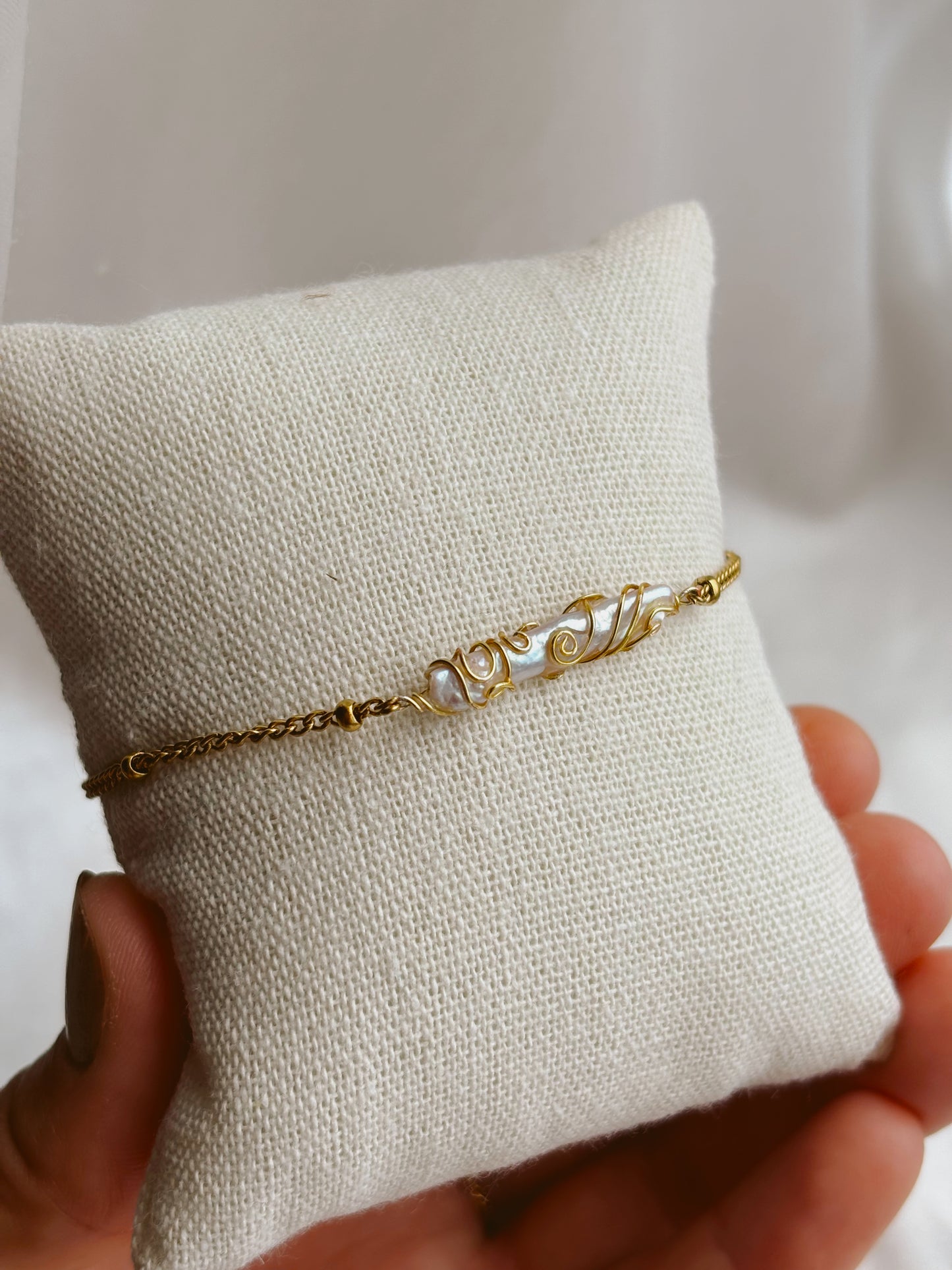 Detailed line pearl bracelet