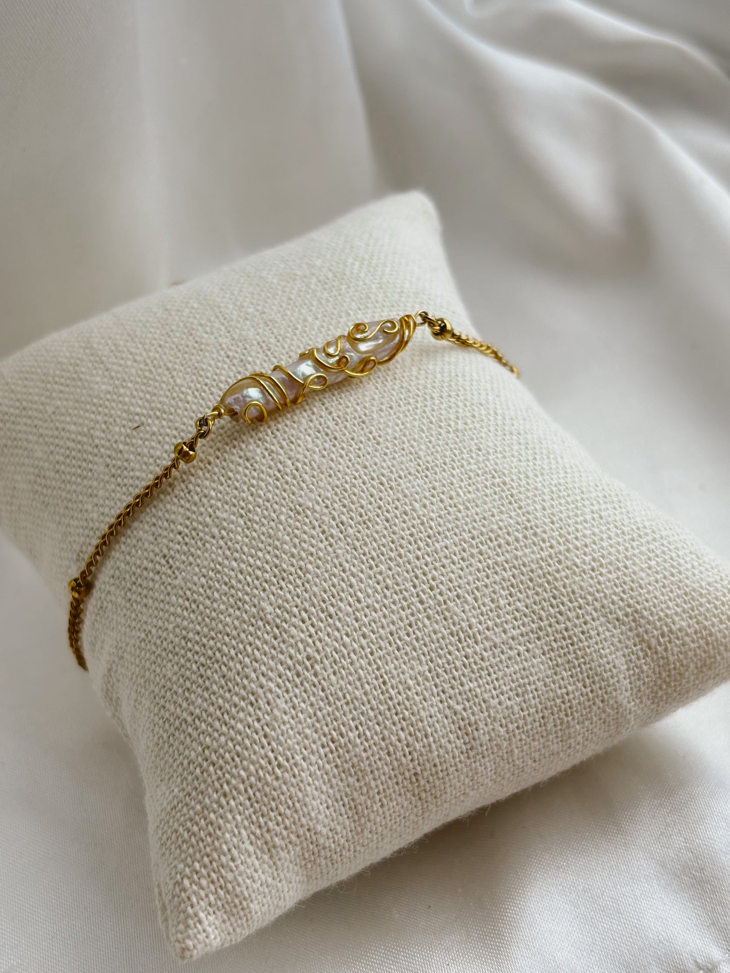 Detailed line pearl bracelet