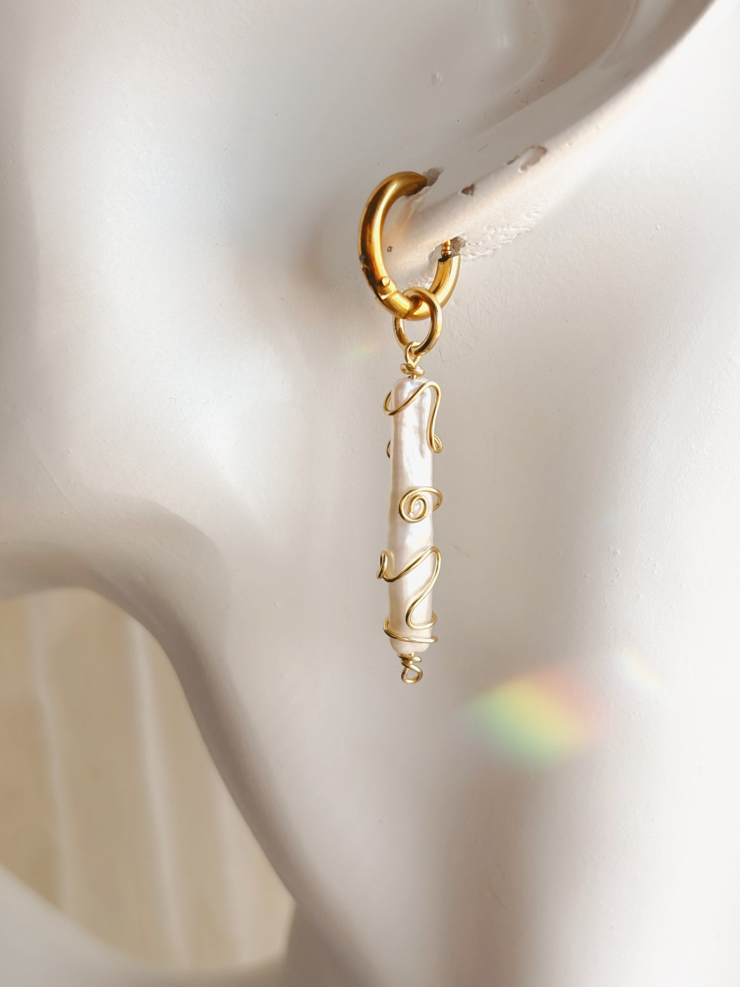 Detailed line pearl earrings