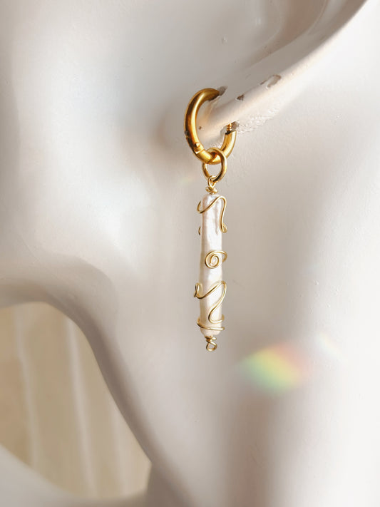 Detailed line pearl earrings