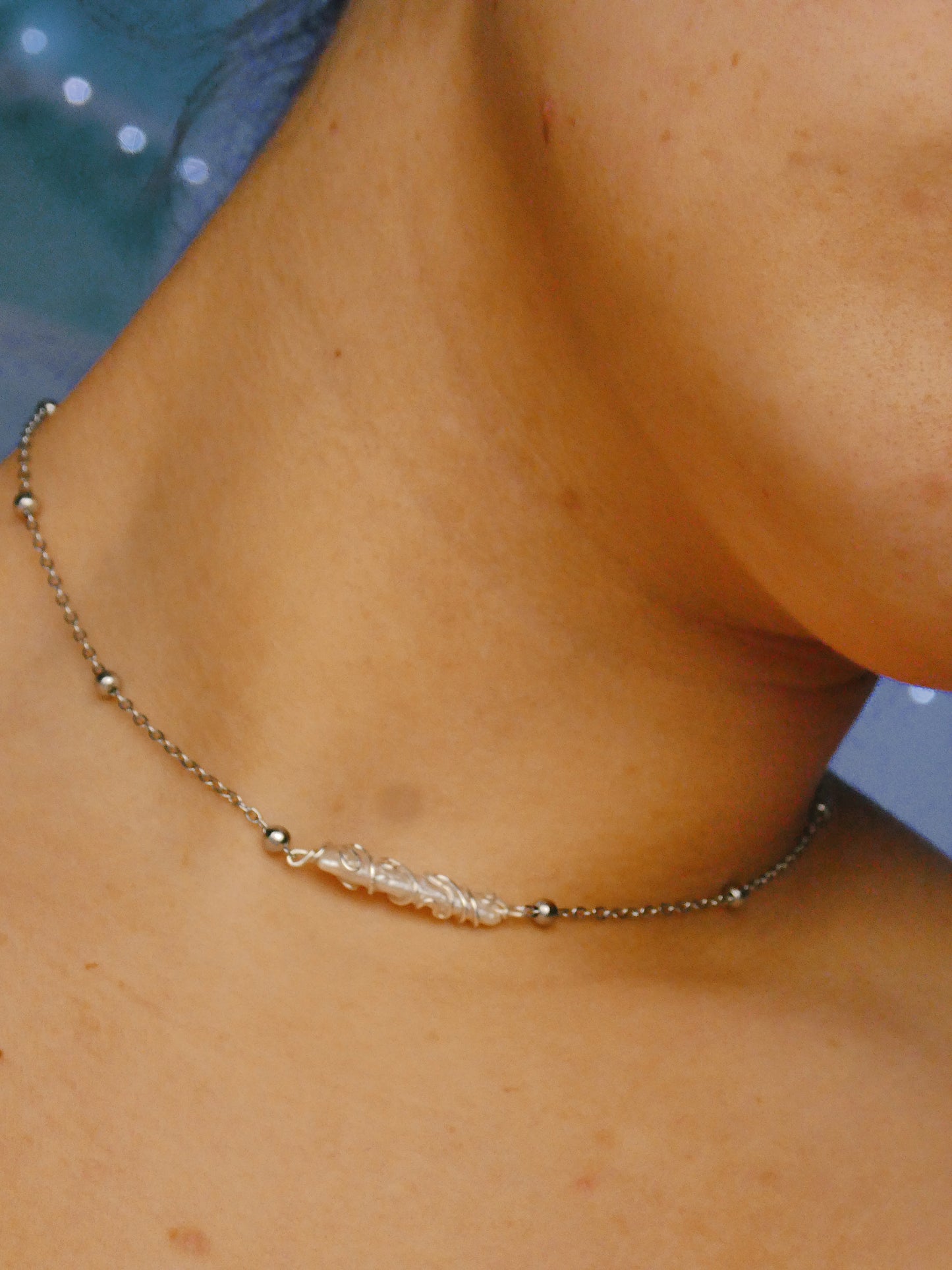 Detailed line pearl necklace