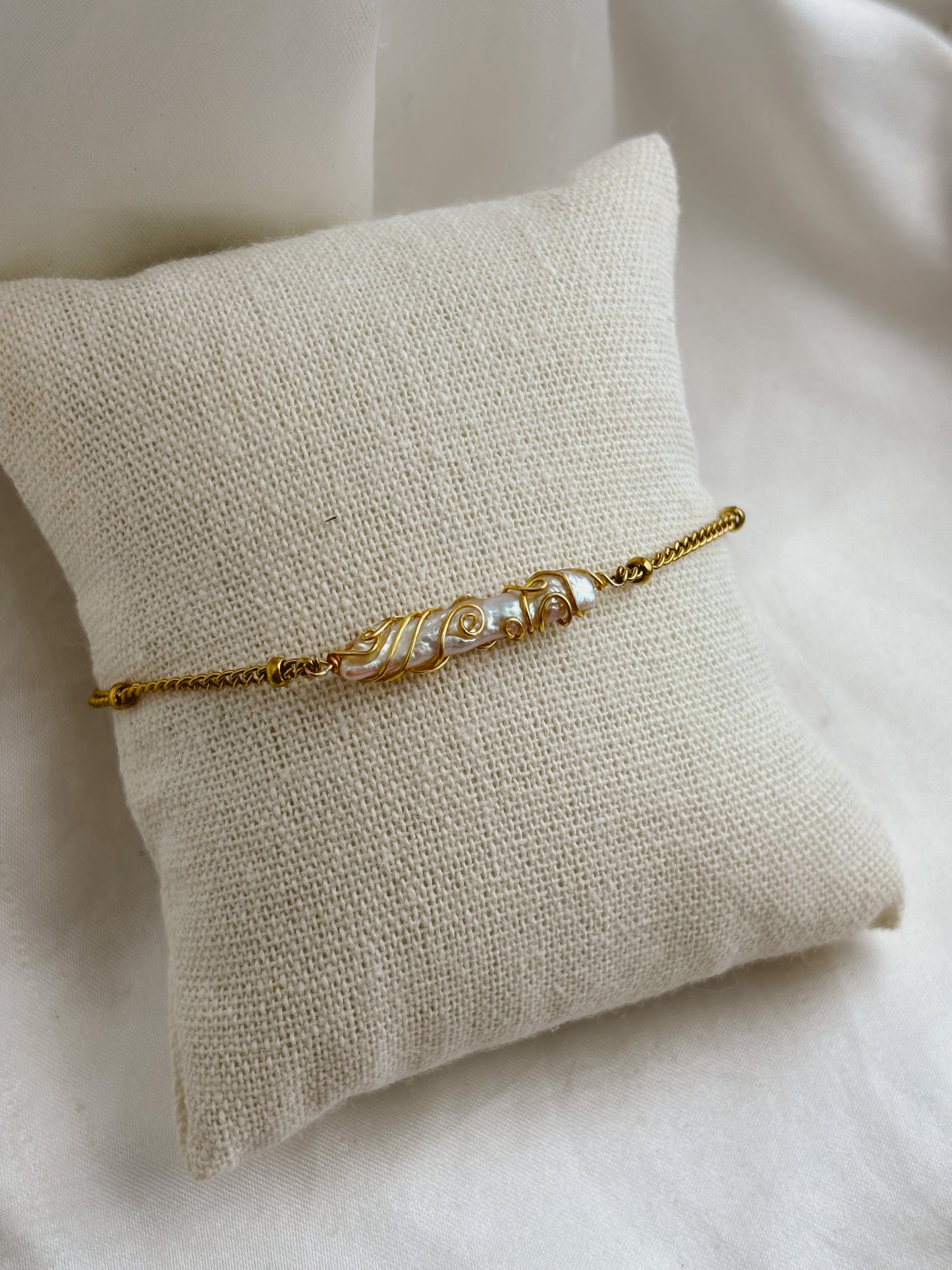 Detailed line pearl bracelet
