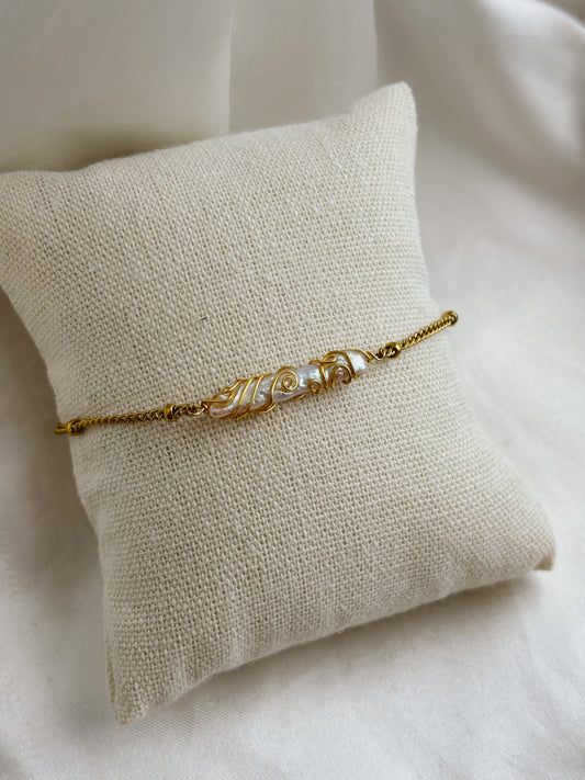 Detailed line pearl bracelet