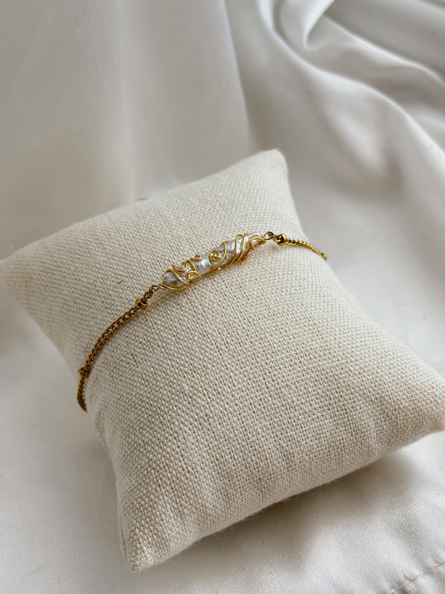 Detailed line pearl bracelet