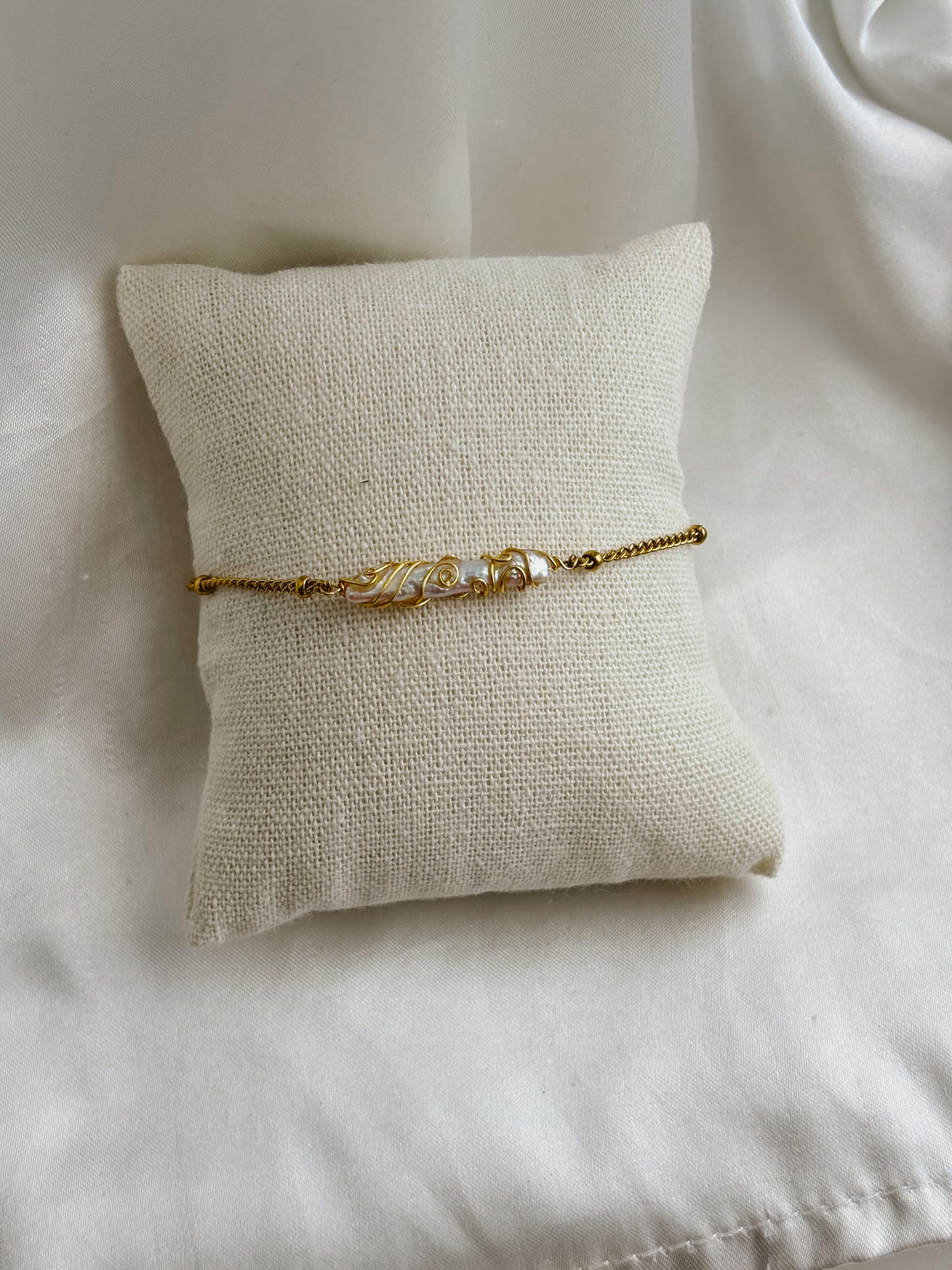 Detailed line pearl bracelet