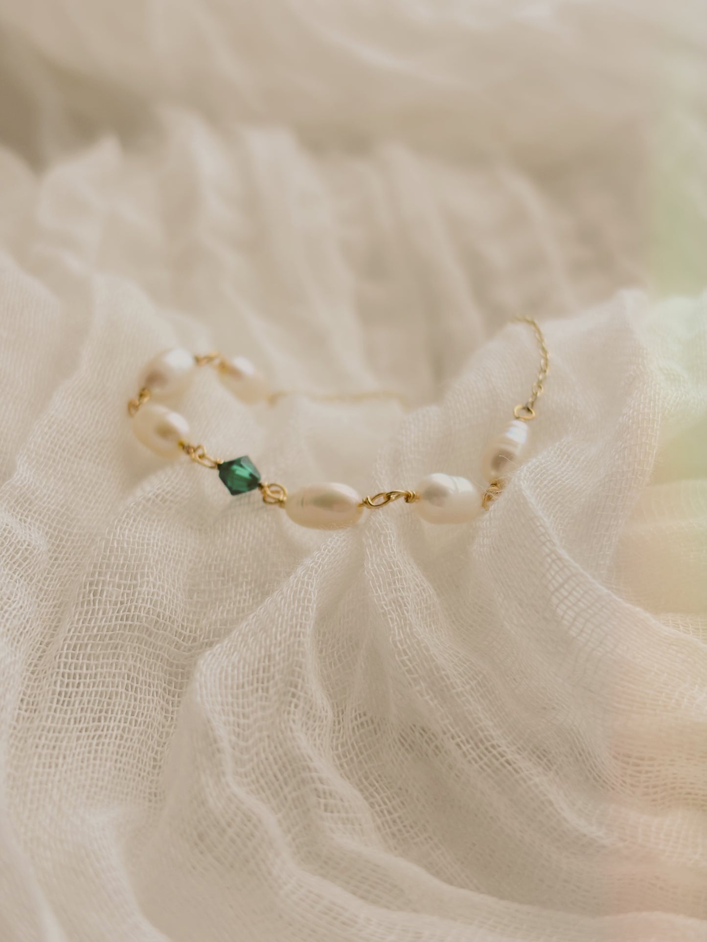 Fresh water pearl custom coloured gem bracelet