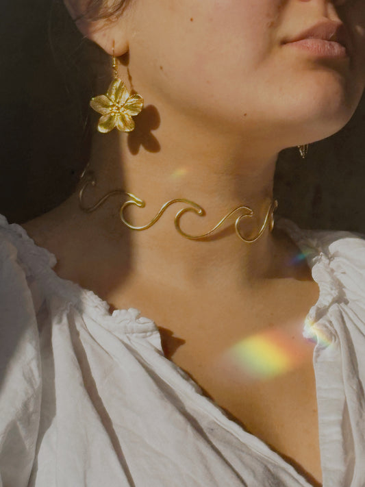 Tarnish free gold or silver wave chocker